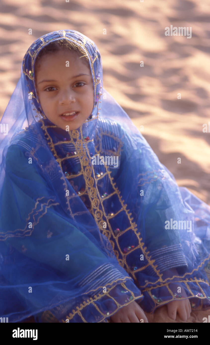 Emirati Arabi Uniti Dubai bambina vestito tradizionalmente persone Foto Stock