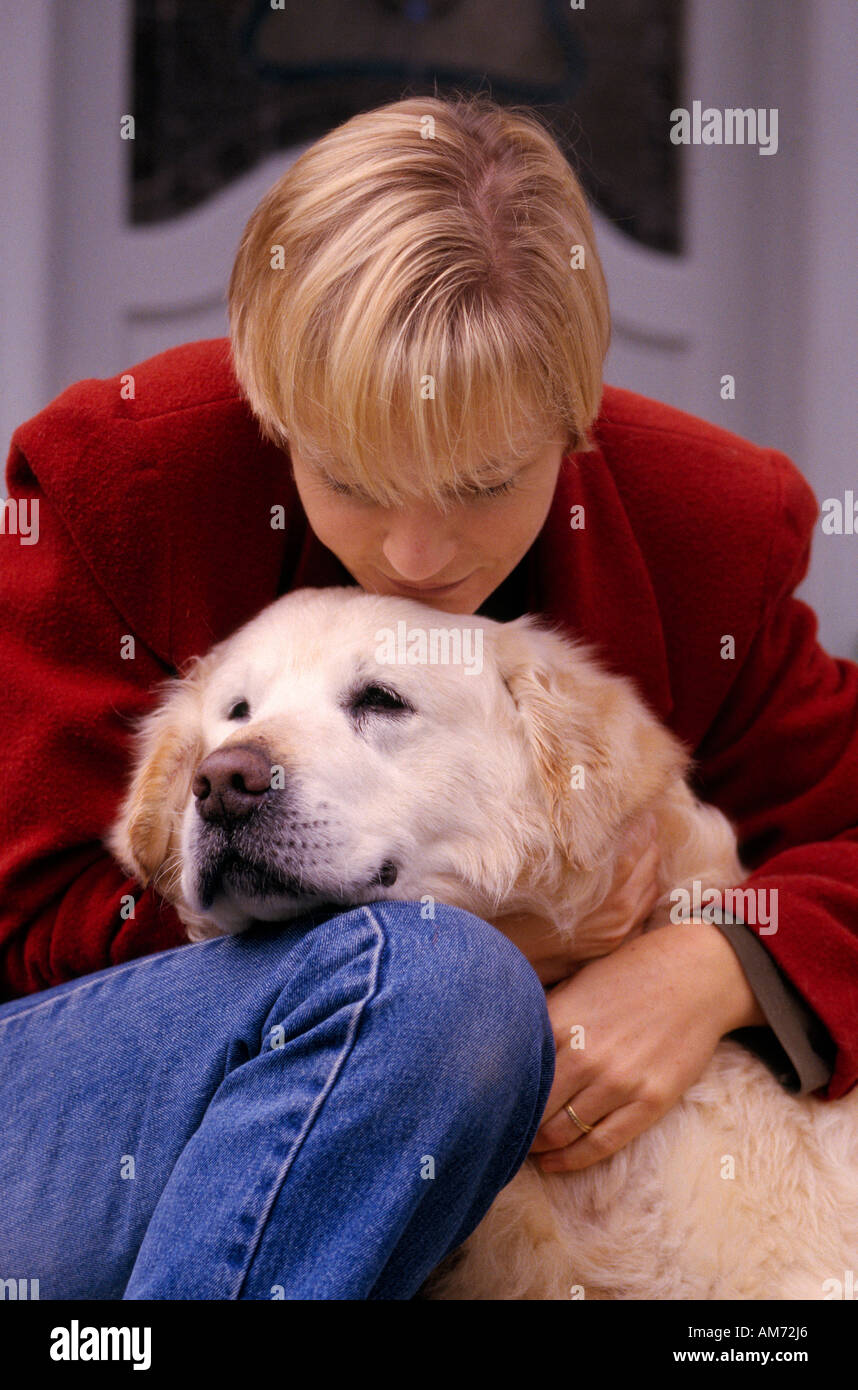 Donna e anziani cane (15 anno vecchio Golden Retriever) Australia Foto Stock