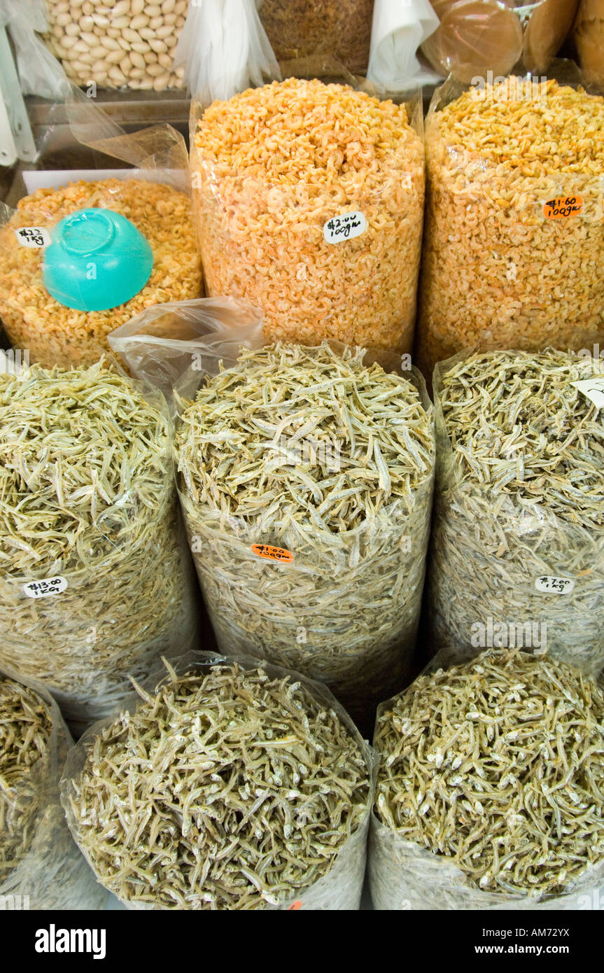 Benne di pesci secchi e gamberi nel supermercato cinese di Singapore Foto Stock