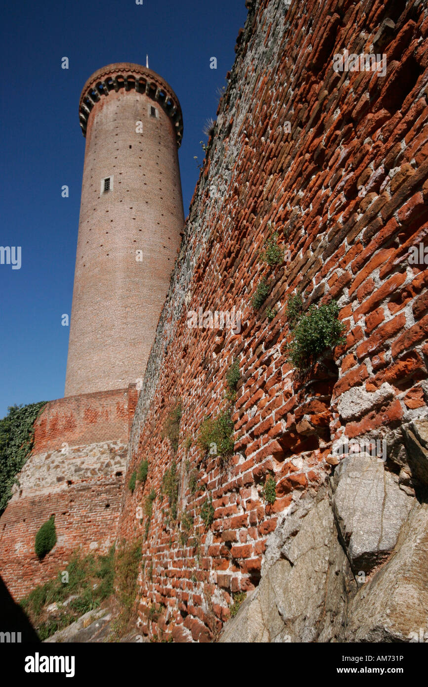 La torre del castello di Ivrea. Piemonte, Italia Foto Stock
