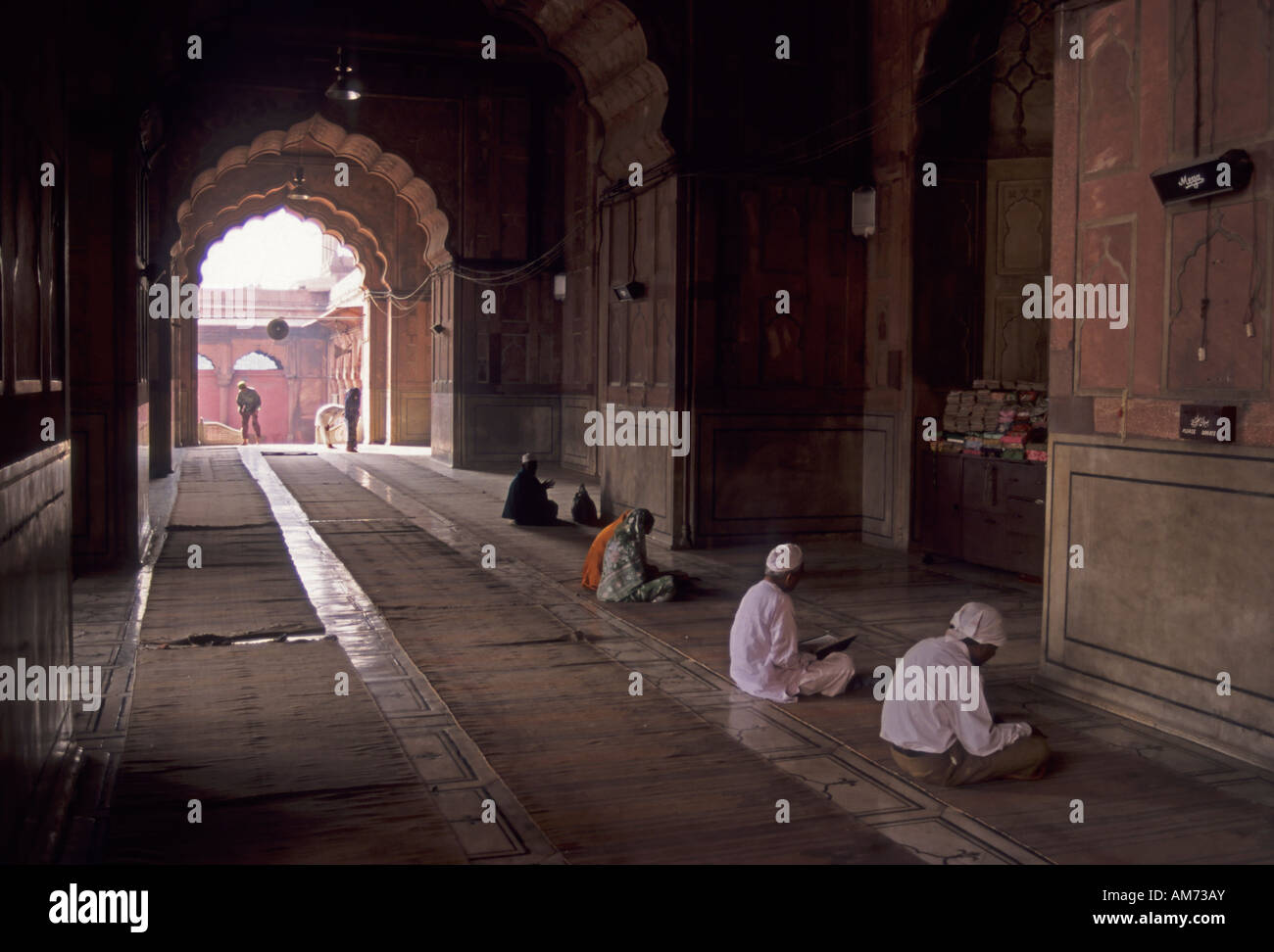I musulmani pregano in moschea, India Foto Stock