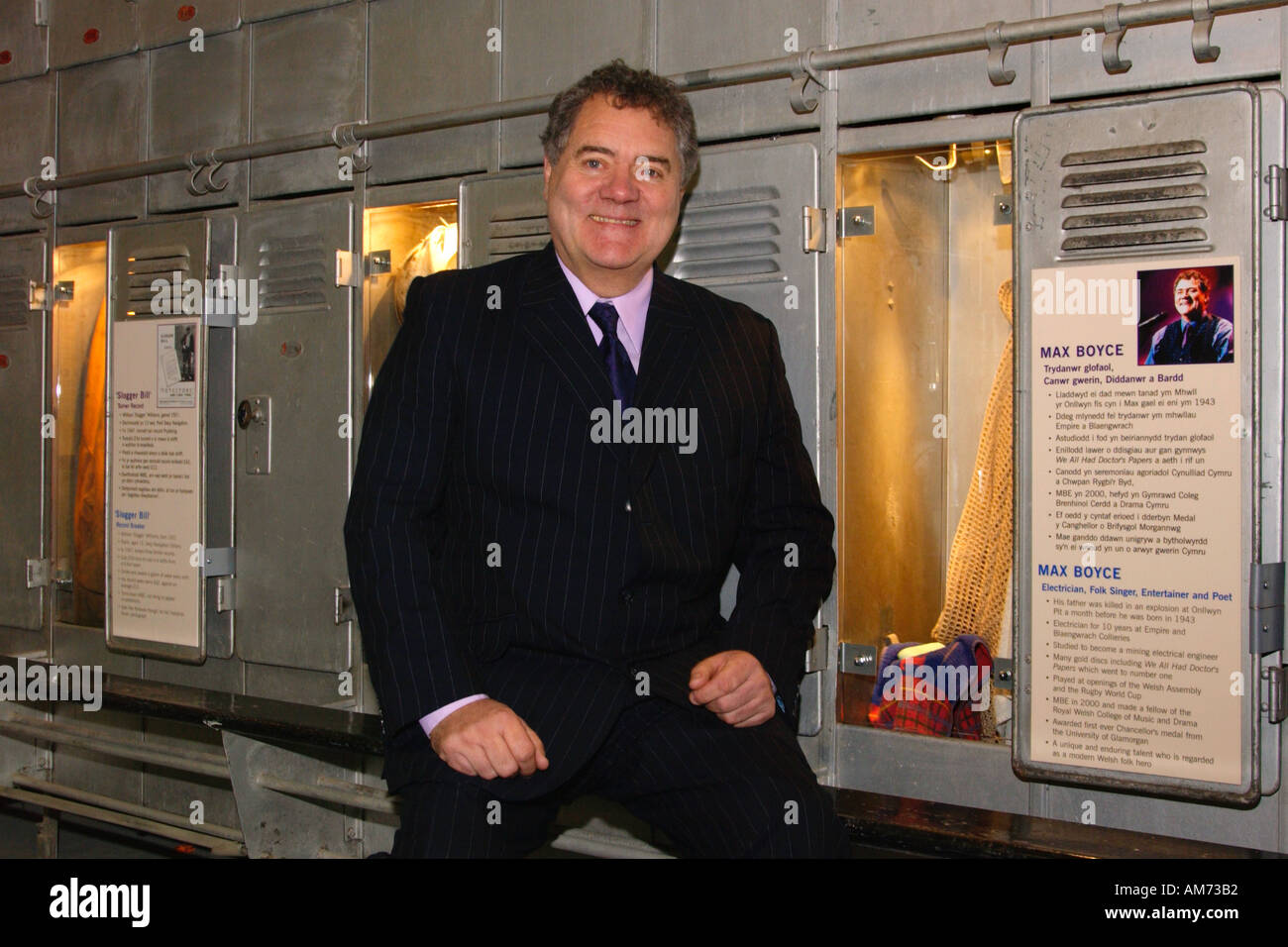 Welsh intrattenitore e ex minatore Max Boyce con suo armadietto alla Big Pit National Mining Museum of Wales UK Foto Stock