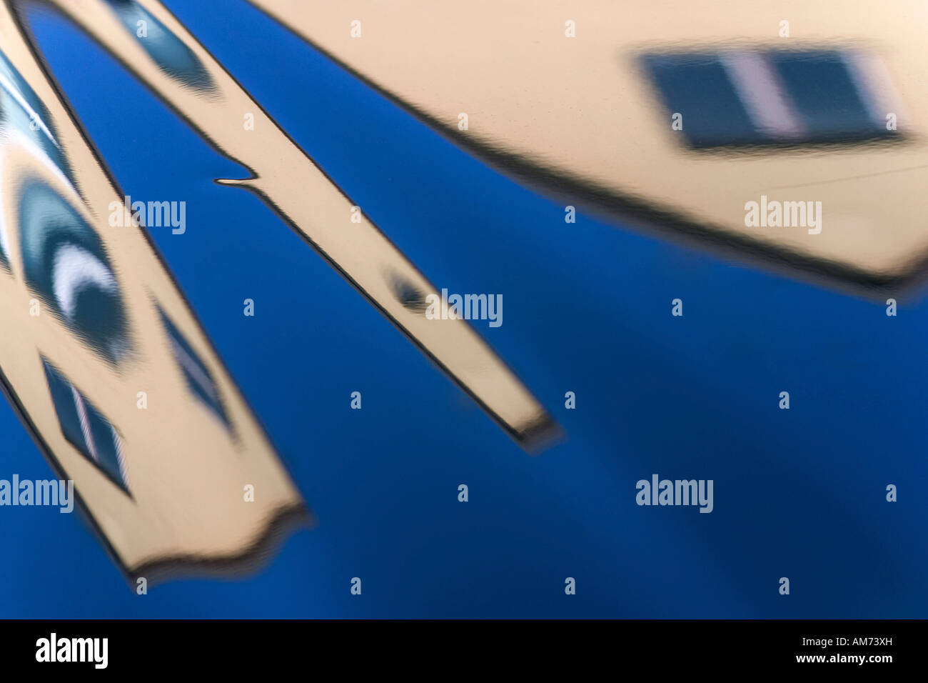 La riflessione di vernice, case distorto Foto Stock