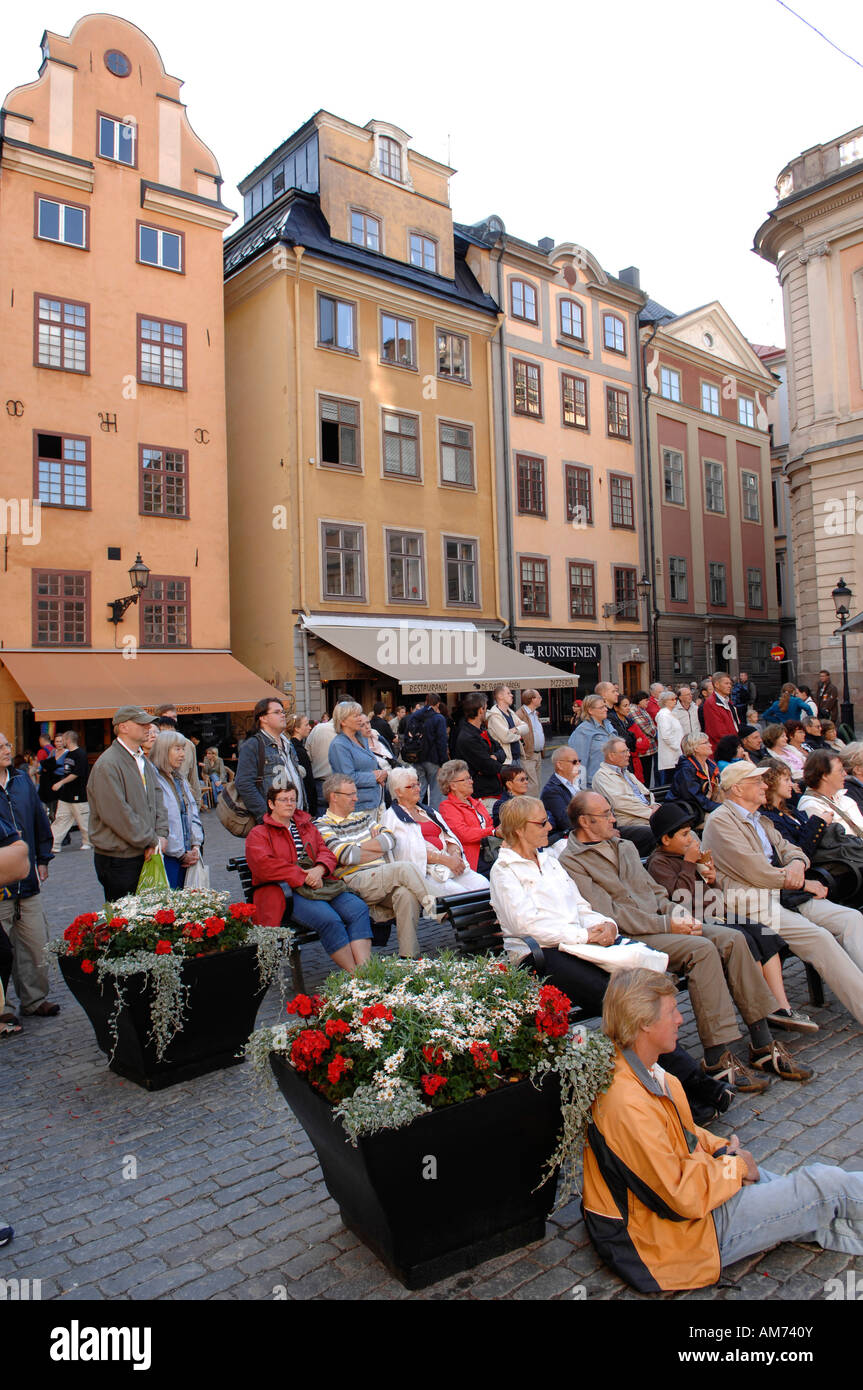 Spettatori di fronte teatro all aperto nella città vecchia di Stoccolma, Svezia Foto Stock