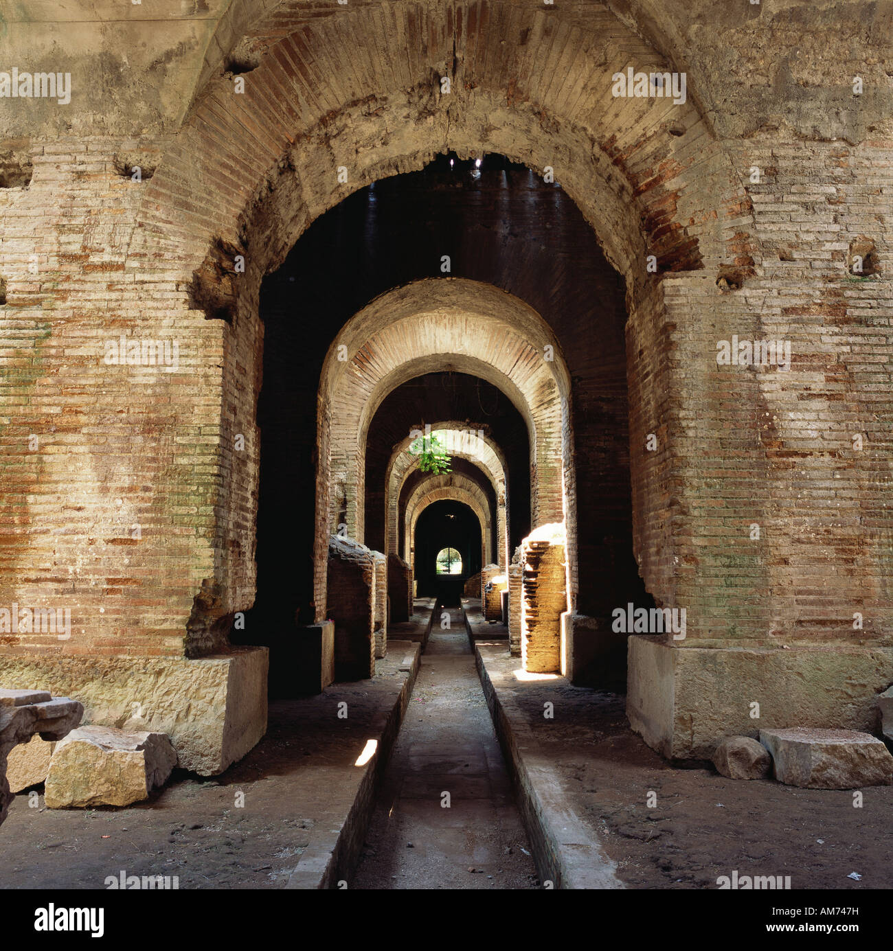 Santa Maria Capua Vetere Campania Italia corridoio sotterraneo dell'anfiteatro costruito tra il 1° 2° secolo D.C. Foto Stock