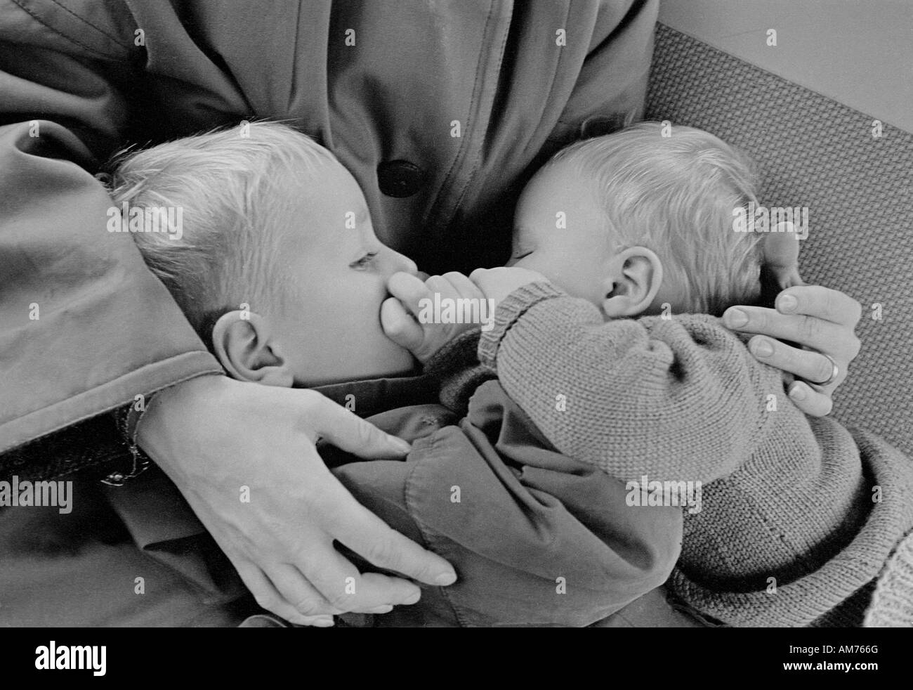 Due bambini negli anni sessanta Foto Stock
