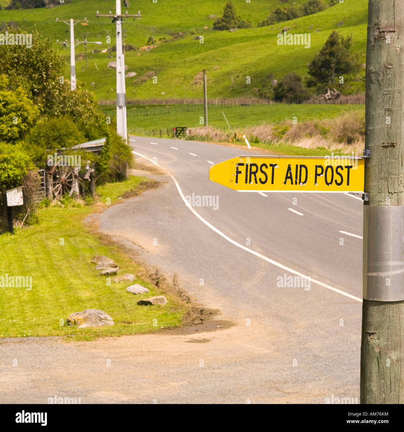 Primo soccorso post sul palo del telegrafo Foto Stock