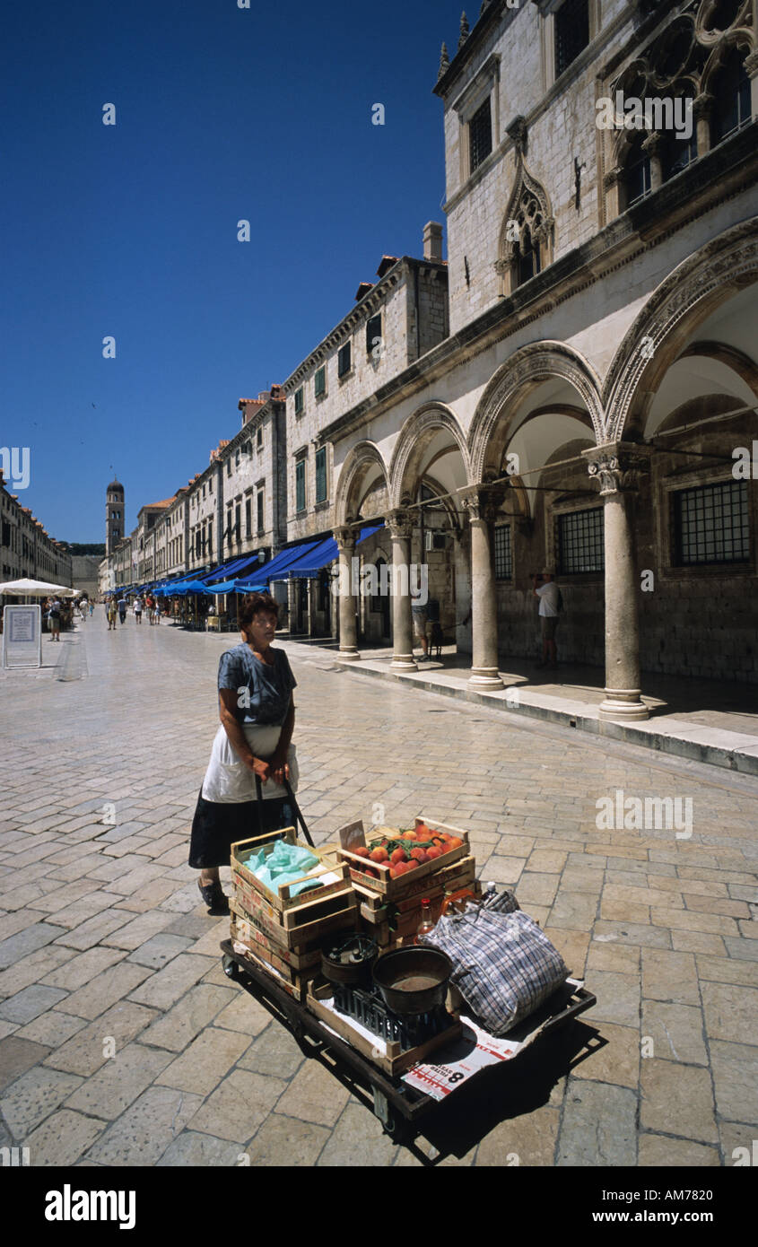 Fornitore di frutta Piazza Luza Palazzo Sponza San Salvatore Chiesa torre Stradun vecchia citta di Dubrovnik Croazia costa dalmata Foto Stock