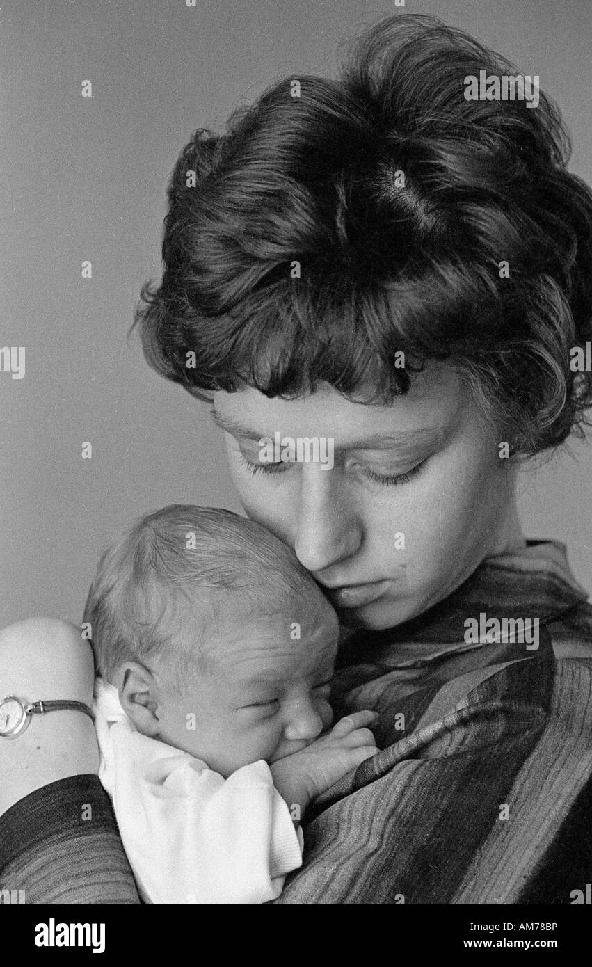 La madre e il bambino negli anni sessanta Foto Stock