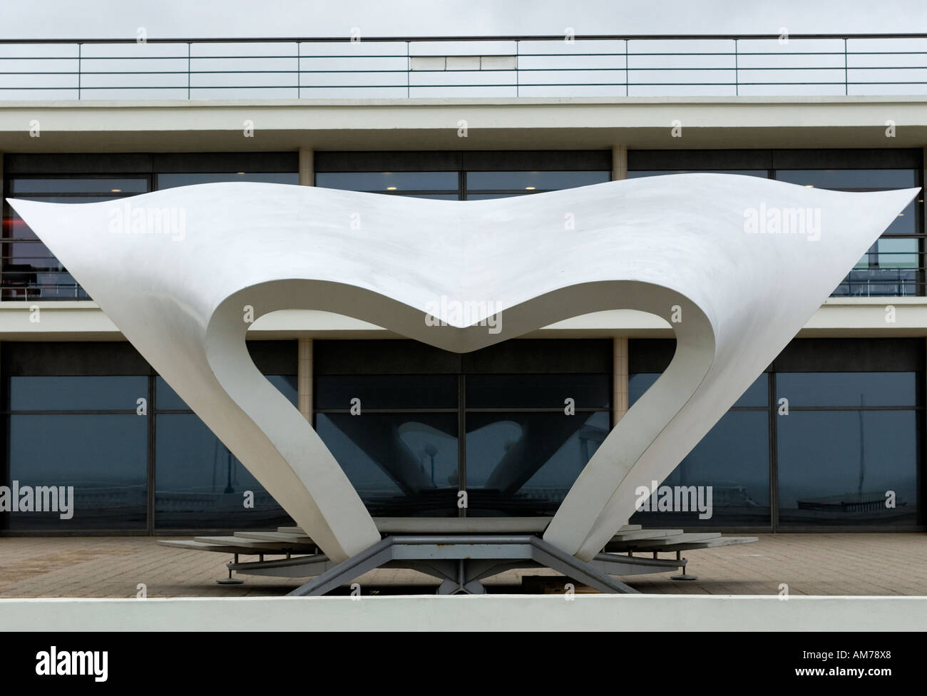 Il futuristico bandstand di fronte al De La Warr Pavilion Bexhill on Sea East Sussex Foto Stock