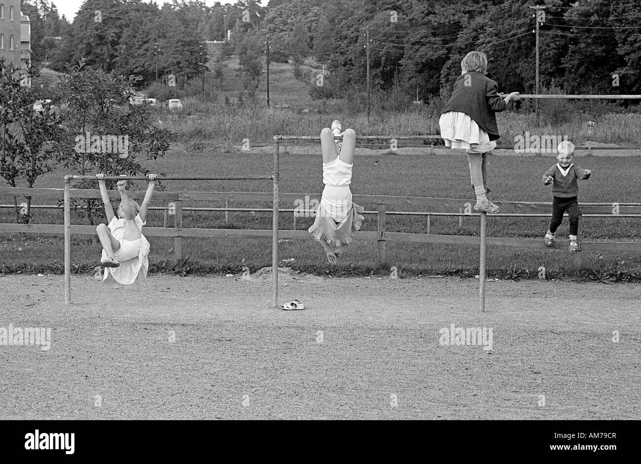I bambini nel parco giochi 1964 Foto Stock