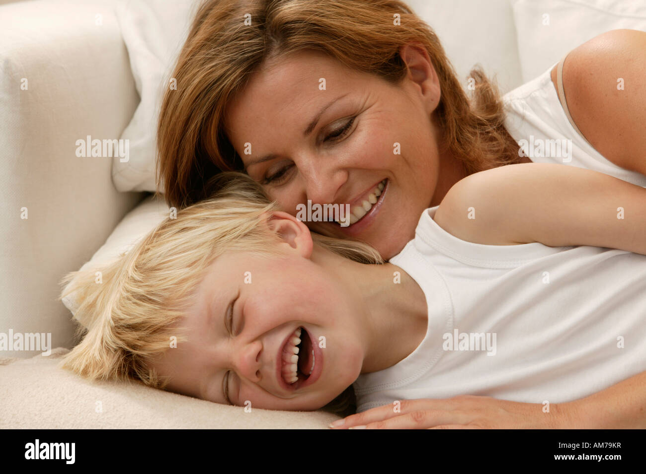 Madre e figlio di coccole sul lettino Foto Stock