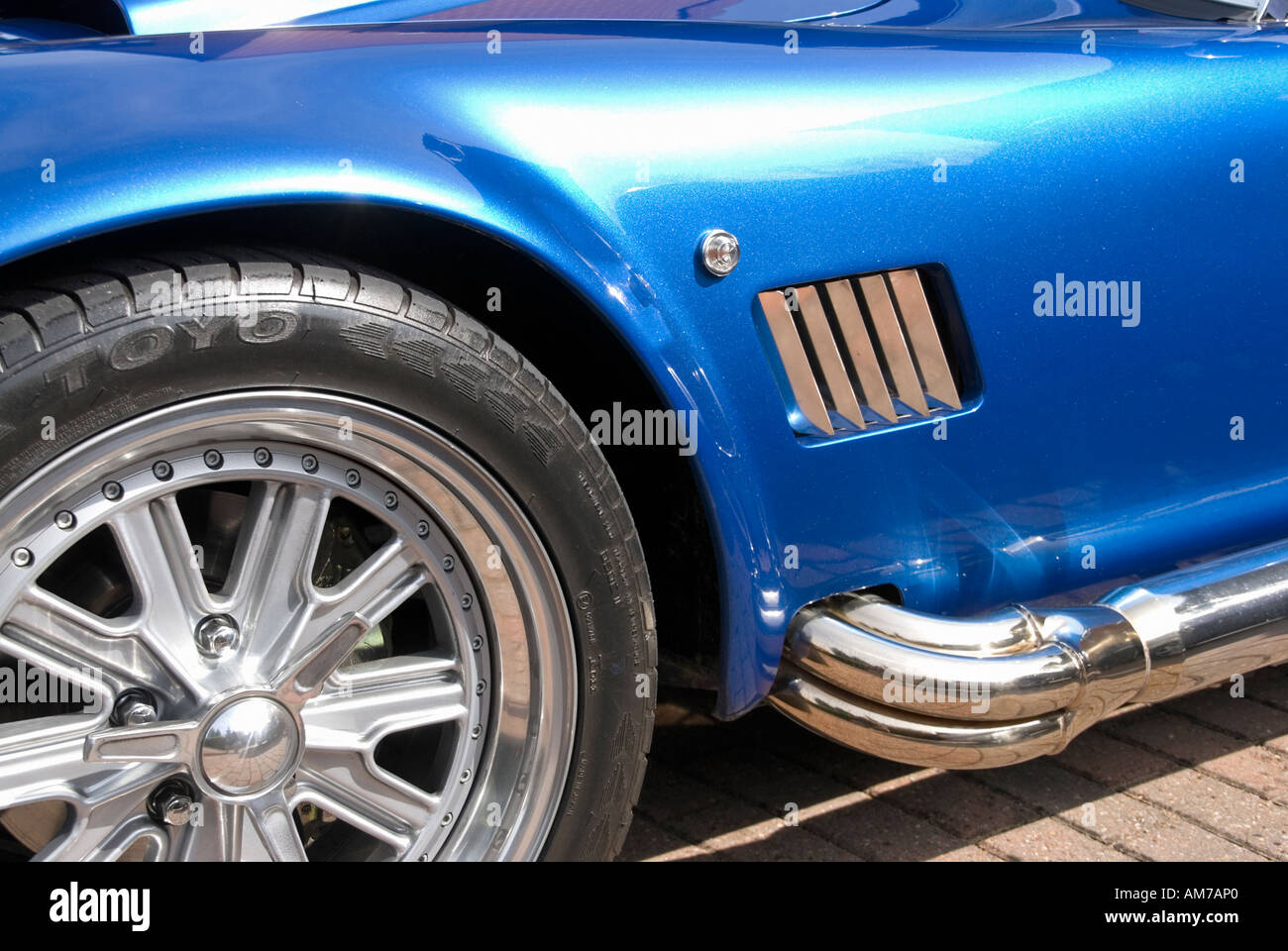 Dettaglio delle ruote cromate e scarico su AC Cobra Replica Foto Stock