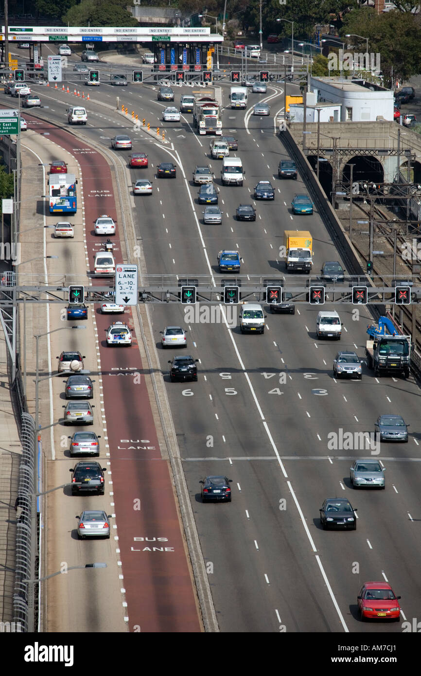 Panoramica di un occupato multi lane autostrada a Sydney in Australia Foto Stock
