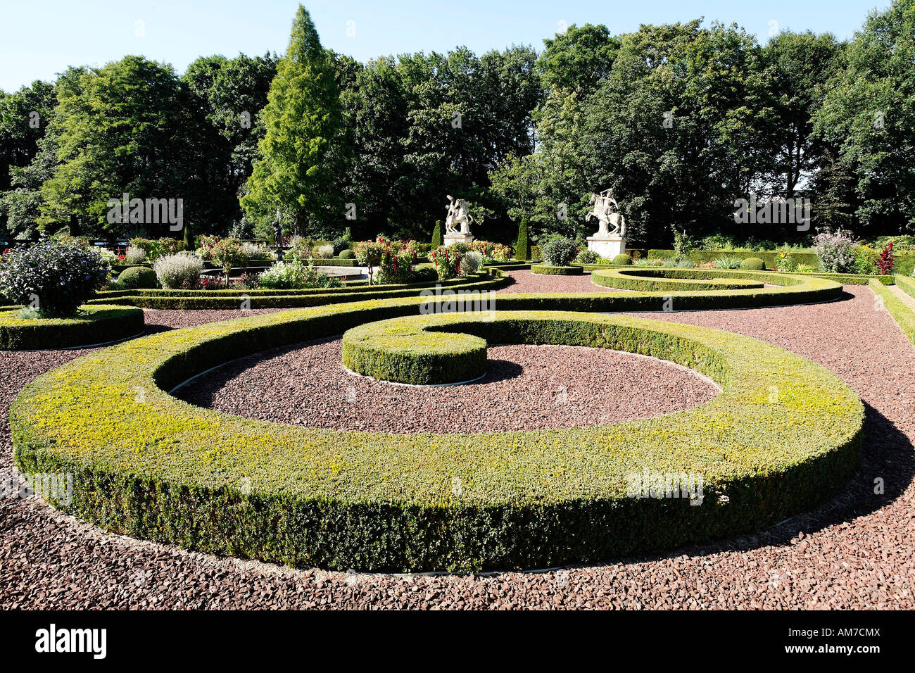 Scatola grande albero ornamento, giardini barocchi, moated castle Anholt, Isselburg, Westpahlia, NRW, Germania Foto Stock