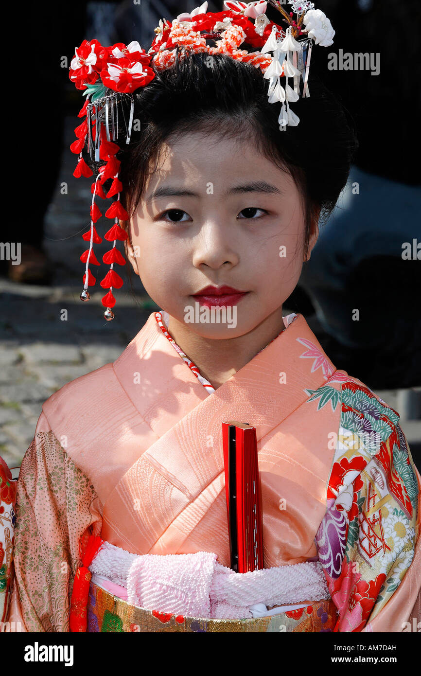 Poco giapponese ragazza vestita con un kimono tradizionali, Giappone fiera, Duesseldorf, NRW, Germania Foto Stock