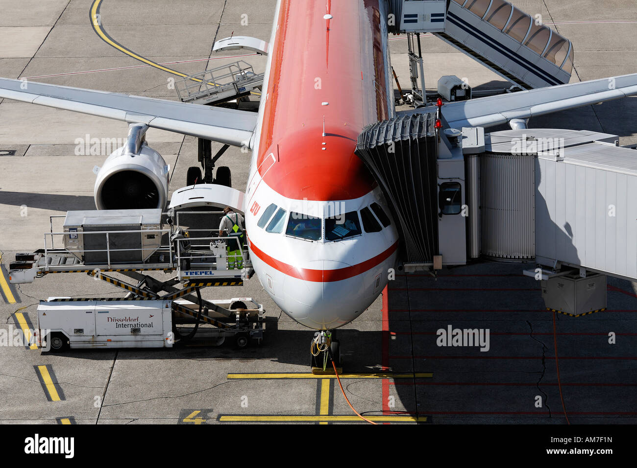 Caricamento di un Boeing 737 in posizione di parcheggio, l'aeroporto di Duesseldorf, NRW, Germania Foto Stock