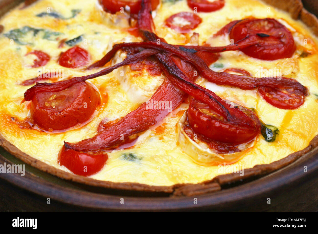 Quich è un flan al forno o crostata con un ripieno gustoso addensata con uova. Foto Stock