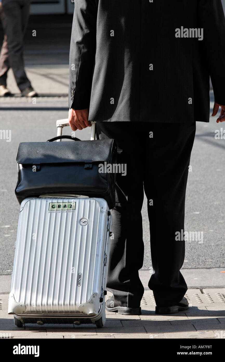 Business Traveller tirando un carrello, l'aeroporto di Duesseldorf, NRW, Germania Foto Stock