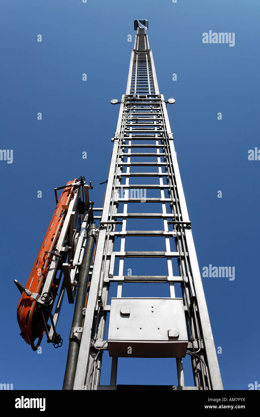 Estrarre la scaletta di un incendio del motore, con slitta di salvataggio, Germania Foto Stock