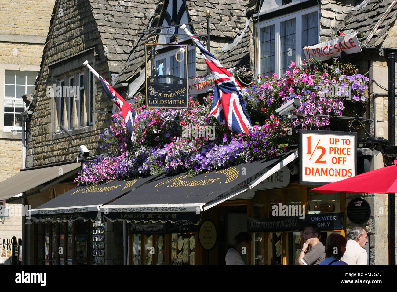 Tipico Cotswold turistica boutique di gioielli con diamanti segno di vendita e Union Jack Flag natioanl, Bourton sull'acqua Inghilterra Foto Stock