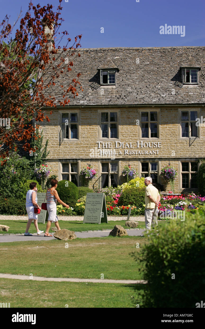 Bellissimo e tipico inglese giardini circondano la famosa Dial House Hotel, Bourton sull'acqua, il Costwolds GLOUCESTERSHIRE REGNO UNITO Foto Stock