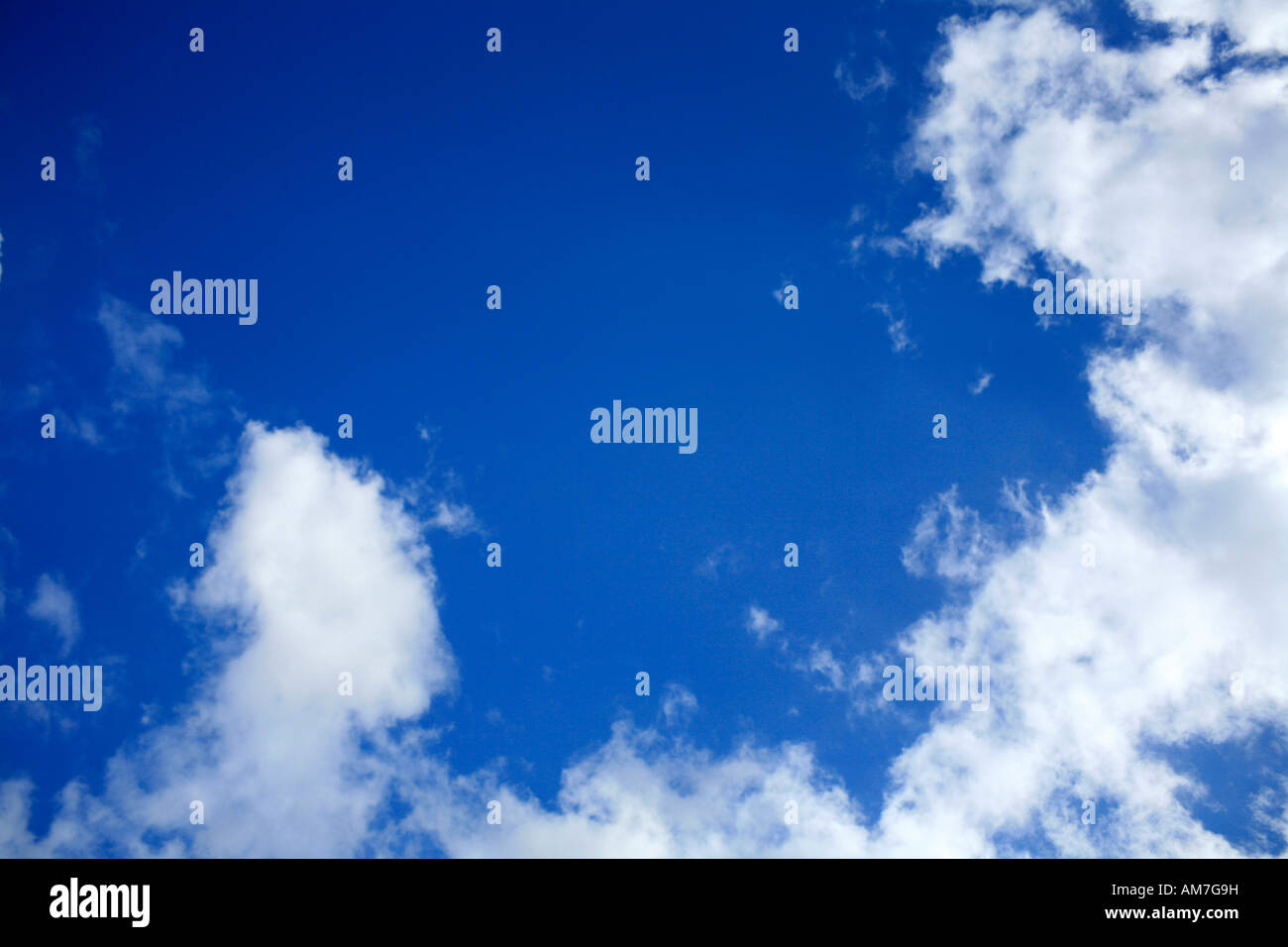 La formazione di nubi nel cielo blu Foto Stock