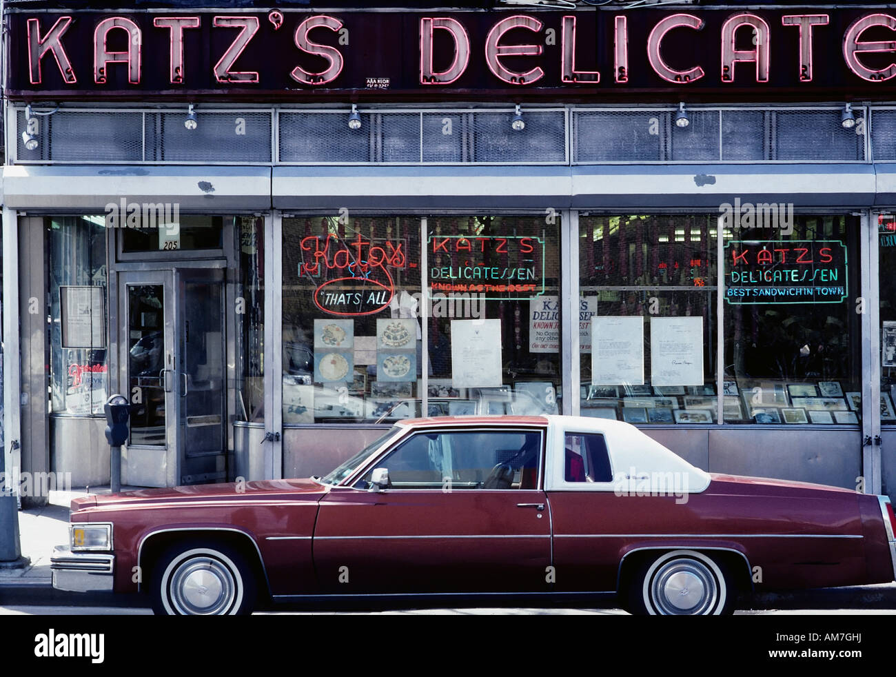 Parte anteriore di un tradizionale Deli, Lower East Side di New York City, Stati Uniti d'America Foto Stock