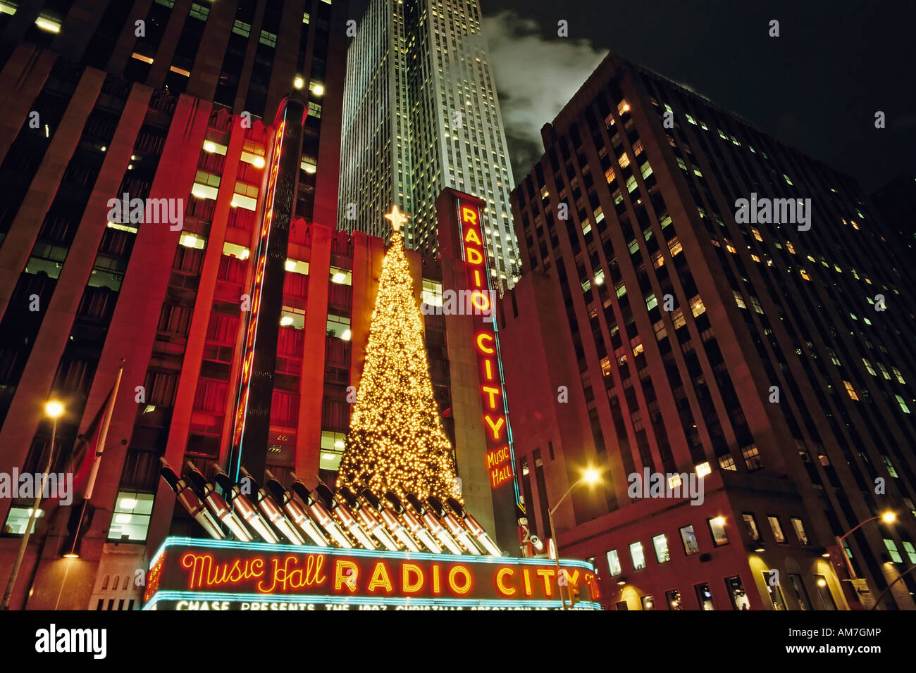 Radio City Music Hall, edificio di notte, Natale a New York City, Stati Uniti Foto Stock