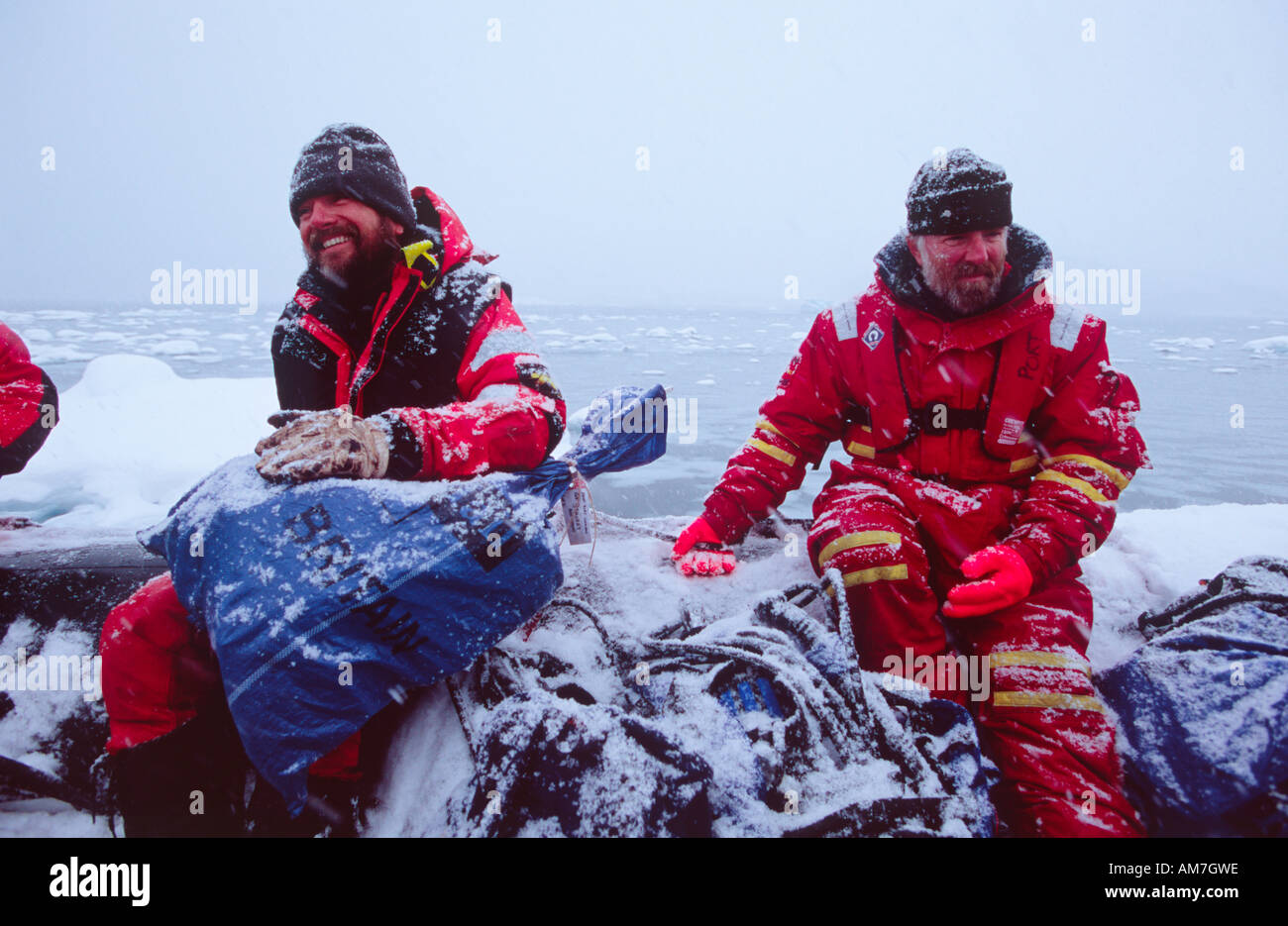 Portalettere portando post alla stazione antartica. Viene fornito con un Icebreaker nell'Oceano antartico Foto Stock