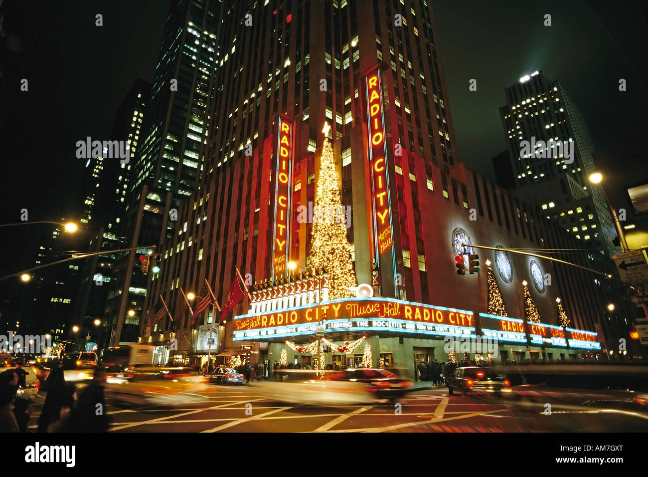 Radio City Music Hall edificio di notte, Natale a New York City, Stati Uniti Foto Stock