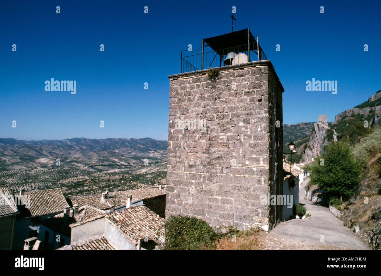 Una torre campanaria nel villaggio di La Iruela vicino a Cazorla, Provincia di Jaen, Spagna meridionale Foto Stock