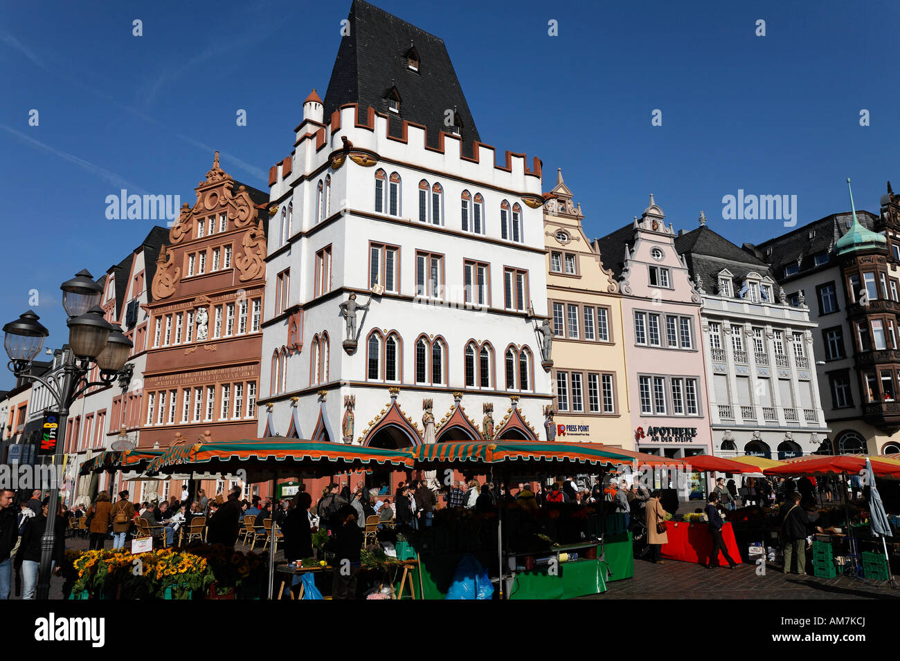 Piazza del Mercato con fila di belle case antiche, Trier, Renania-Palatinato, Germania Foto Stock