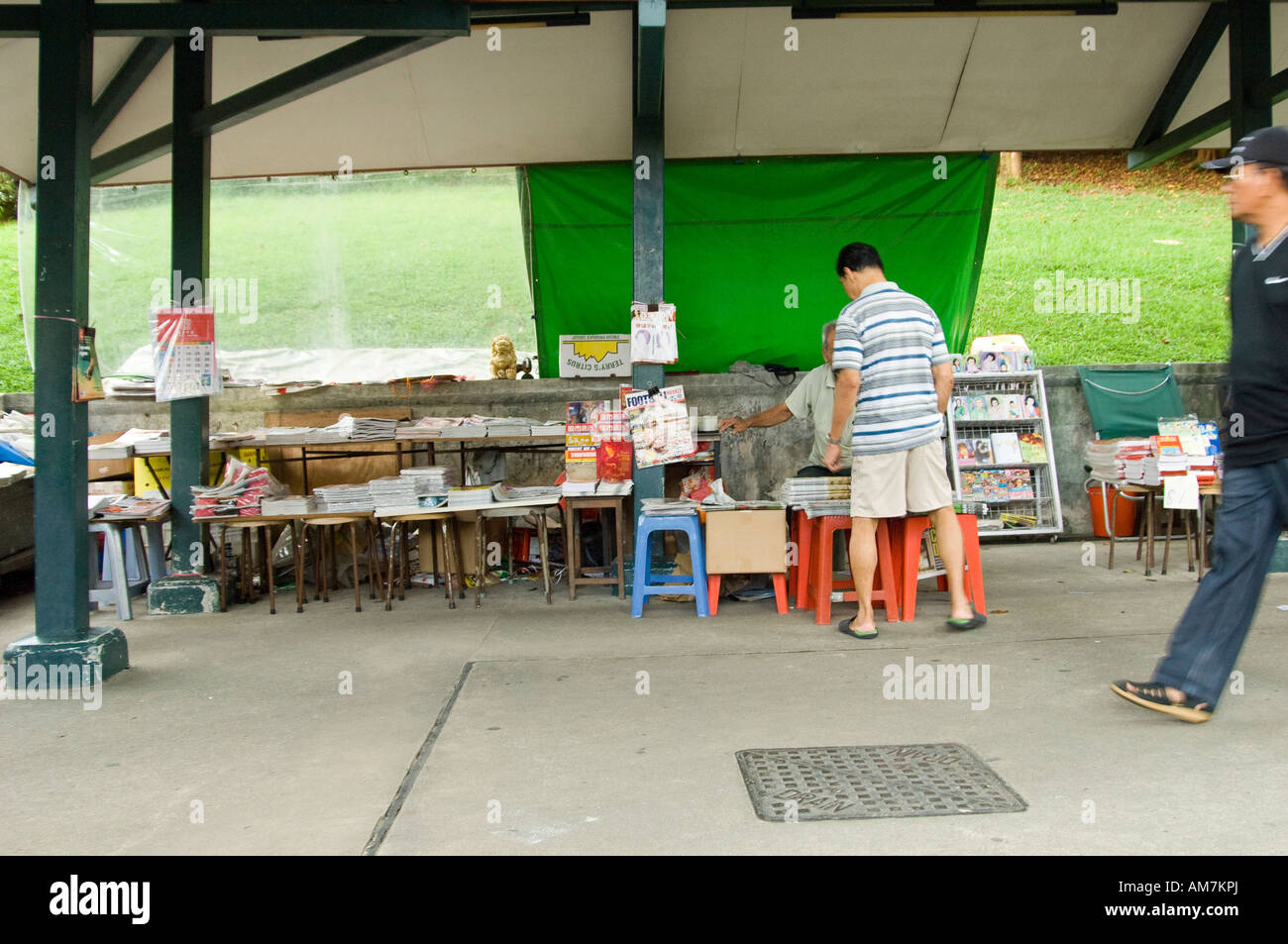 Venditore di giornali sulla strada di Singapore Foto Stock