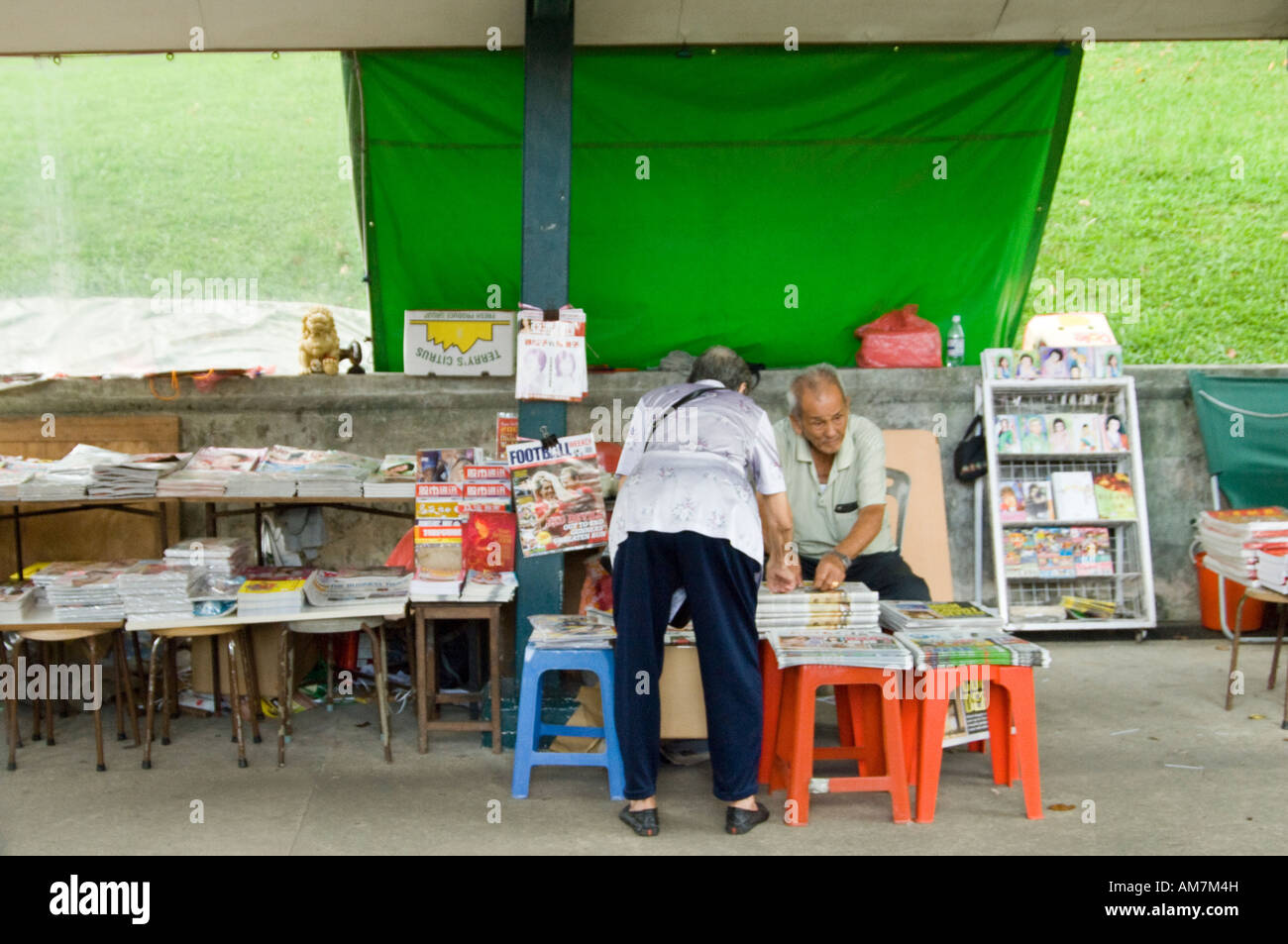 Venditore di giornali sulla strada di Singapore Foto Stock