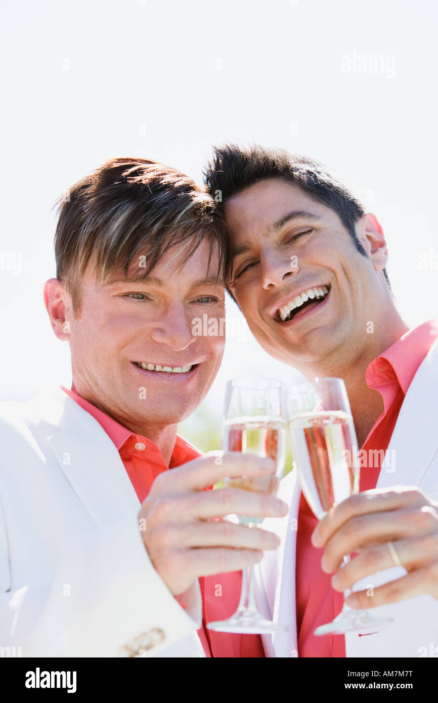 Sposa coppia gay tostare con champagne Foto Stock