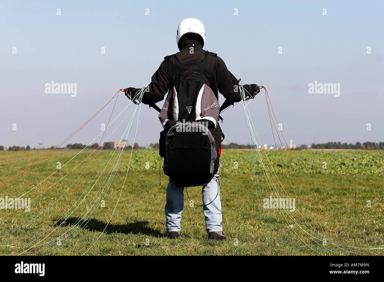 Parapendio pronto a decollare in campi, NRW, Germania Foto Stock