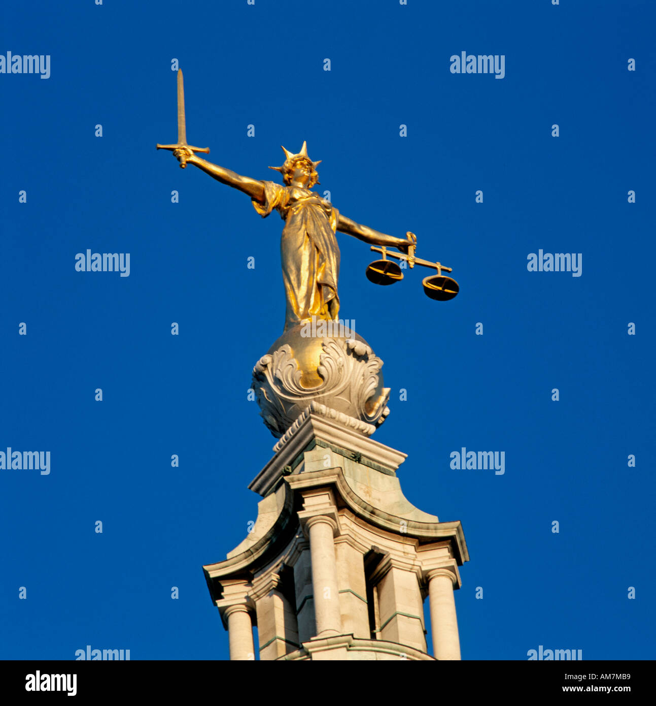 Figura dorata di giustizia con scale e spada sulla parte superiore della cupola della centrale di Corte penale Old Bailey City of London EC4 Inghilterra Foto Stock
