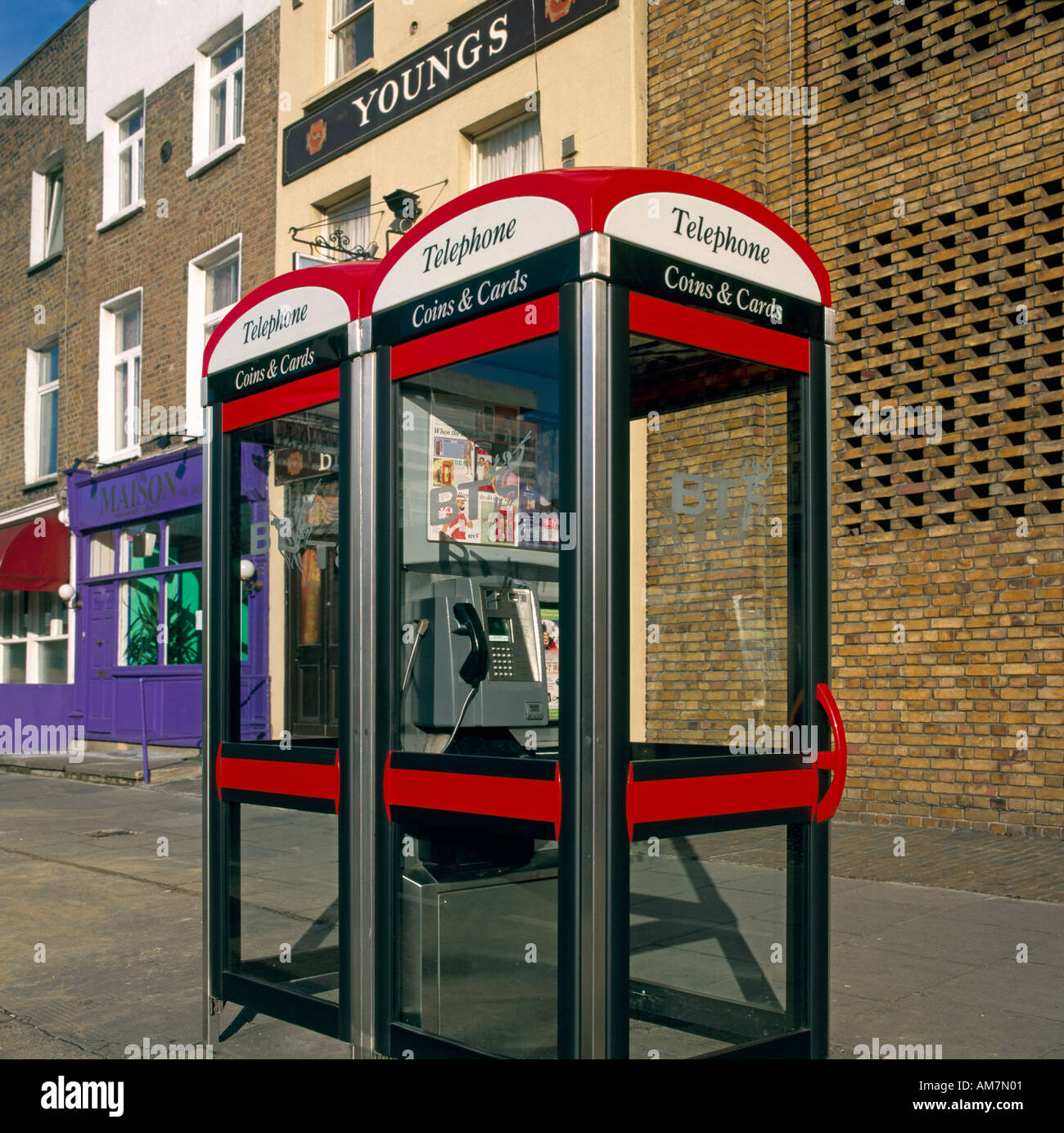 Anni Novanta stile BT British Telecom le cabine telefoniche London W8  Inghilterra Foto stock - Alamy