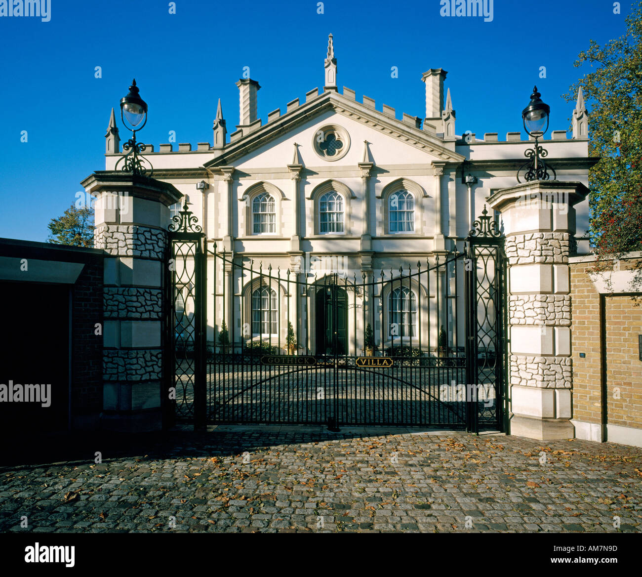 Bellissima villa in stile Regency House da Regent s Canal in autunno London NW1 Inghilterra Foto Stock