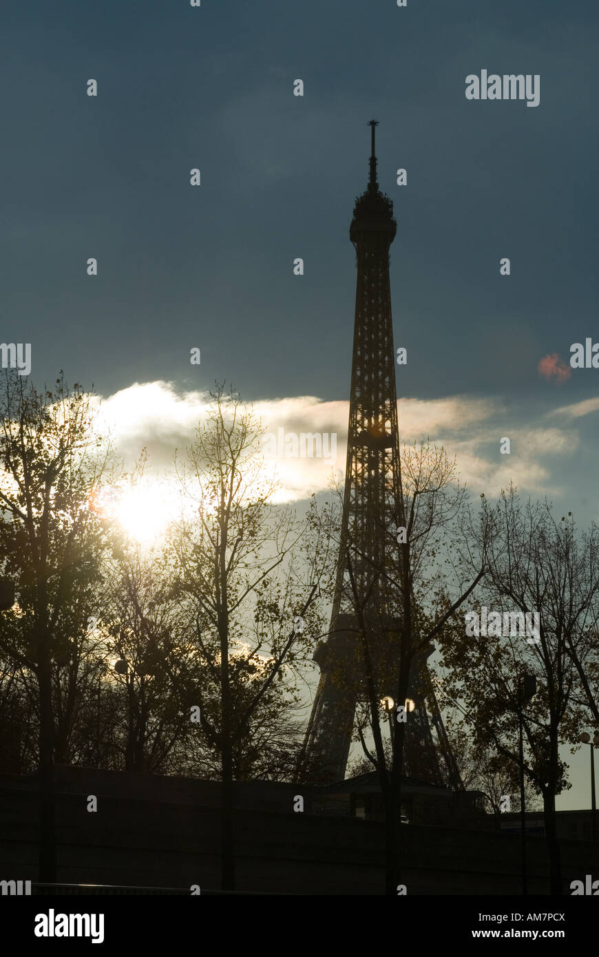 La torre Eiffel dalla Senna Parigi Francia Foto Stock