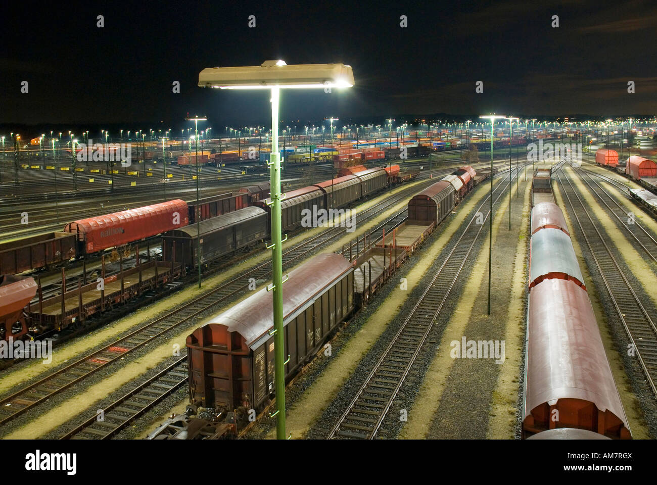 Parcheggia i treni merci a Maschen smistamento ferroviario cantiere nei pressi di Amburgo di notte, Bassa Sassonia, Germania Foto Stock