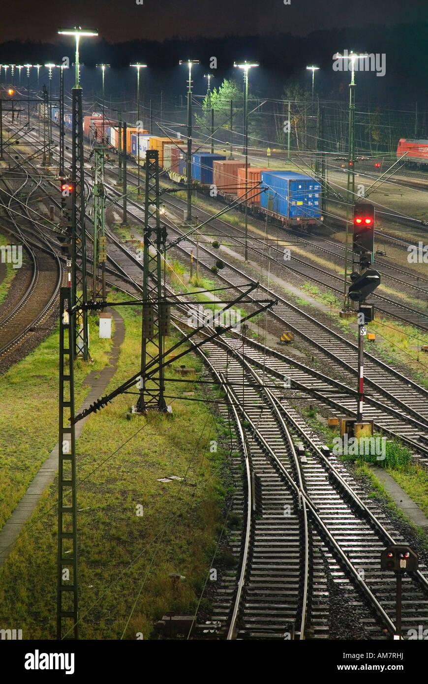 I binari della ferrovia a Maschen smistamento ferroviario cantiere nei pressi di Amburgo di notte, Bassa Sassonia, Germania Foto Stock