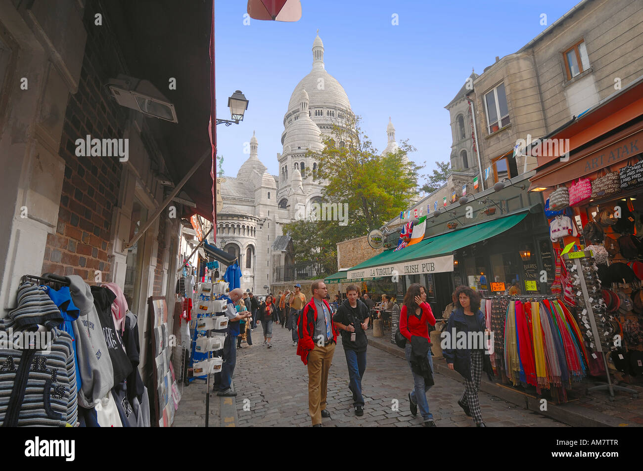 Strada di Montmartre con il Sacro Cuore in background Foto Stock