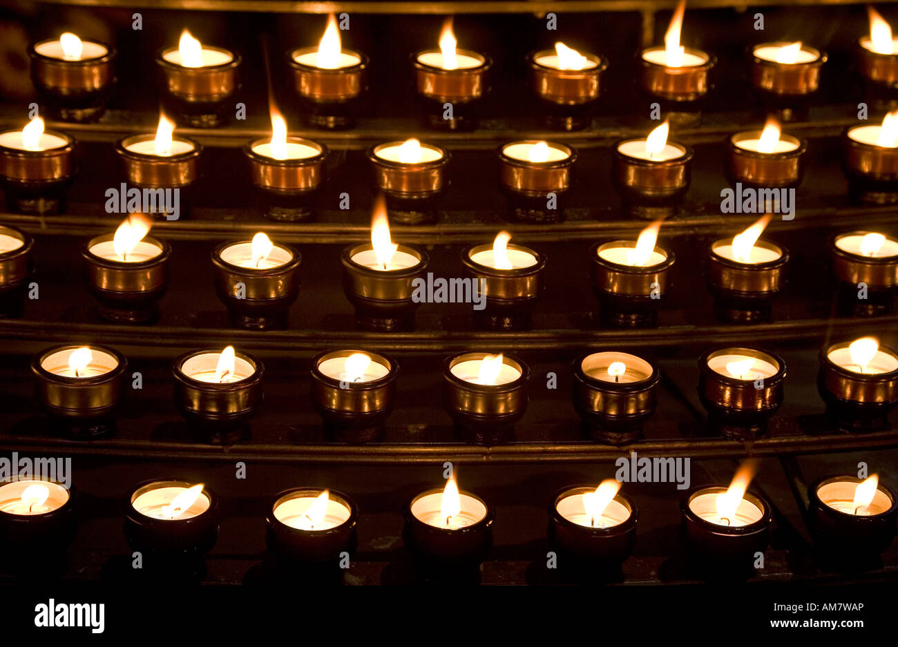 Molte candele in una chiesa - per il giorno di Ognissanti Foto Stock