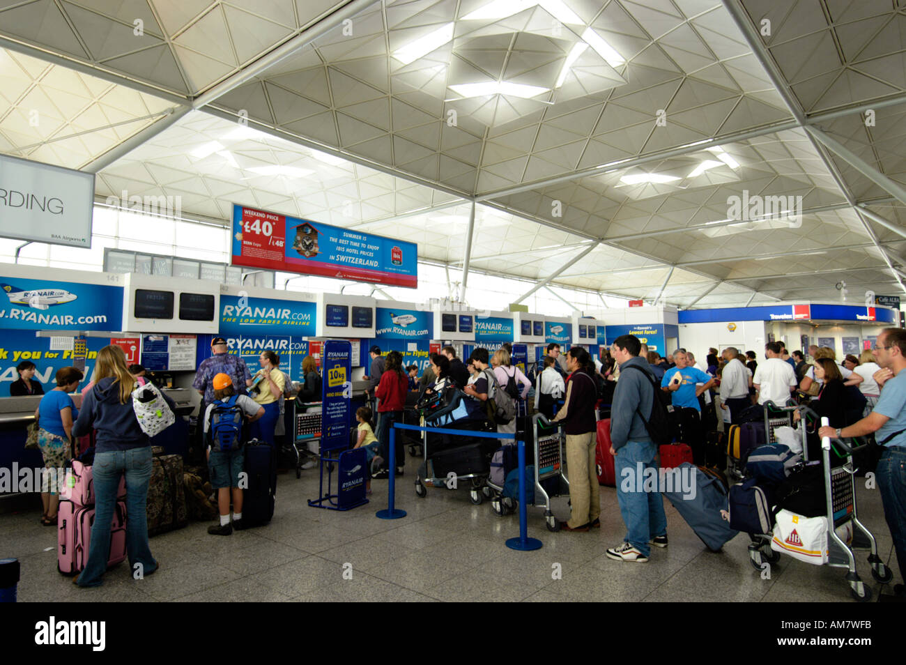 Ryanair il check-in presso l'aeroporto di Stansted, England Regno Unito Foto Stock