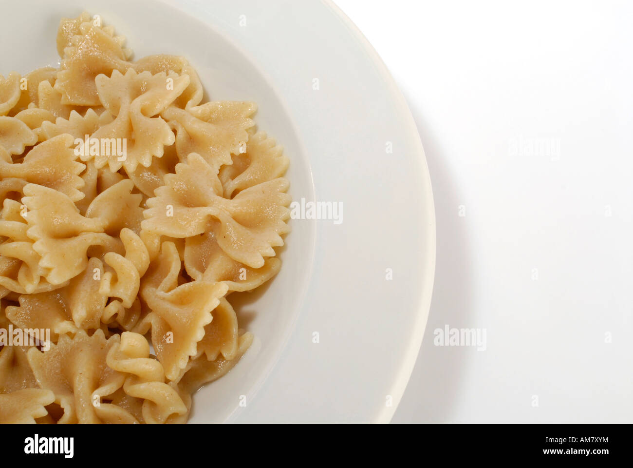 Pasta integrale su una piastra Foto Stock