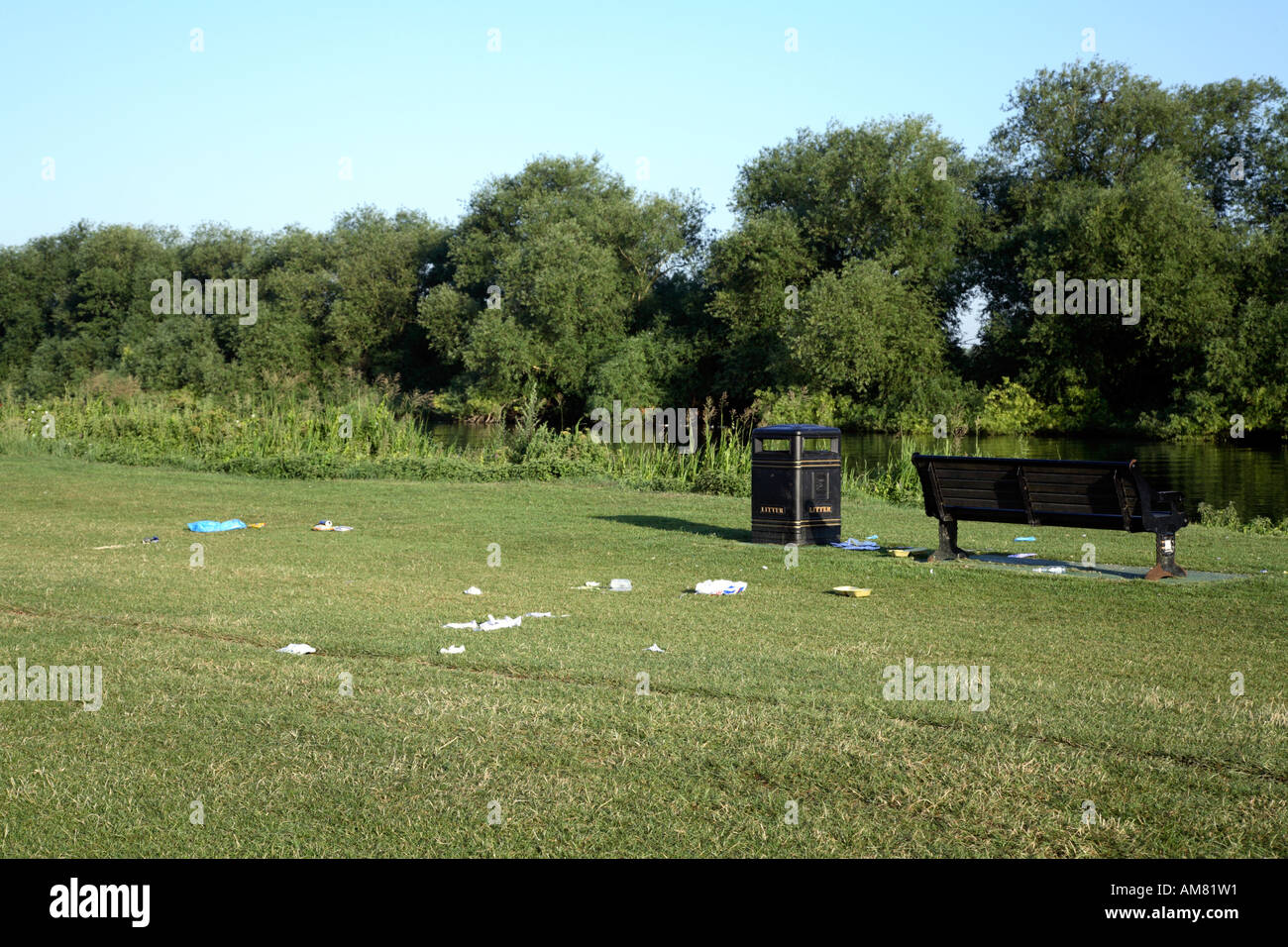 Cucciolata lungo il Tamigi percorso in corrispondenza di Kings Meadow, lettura Foto Stock