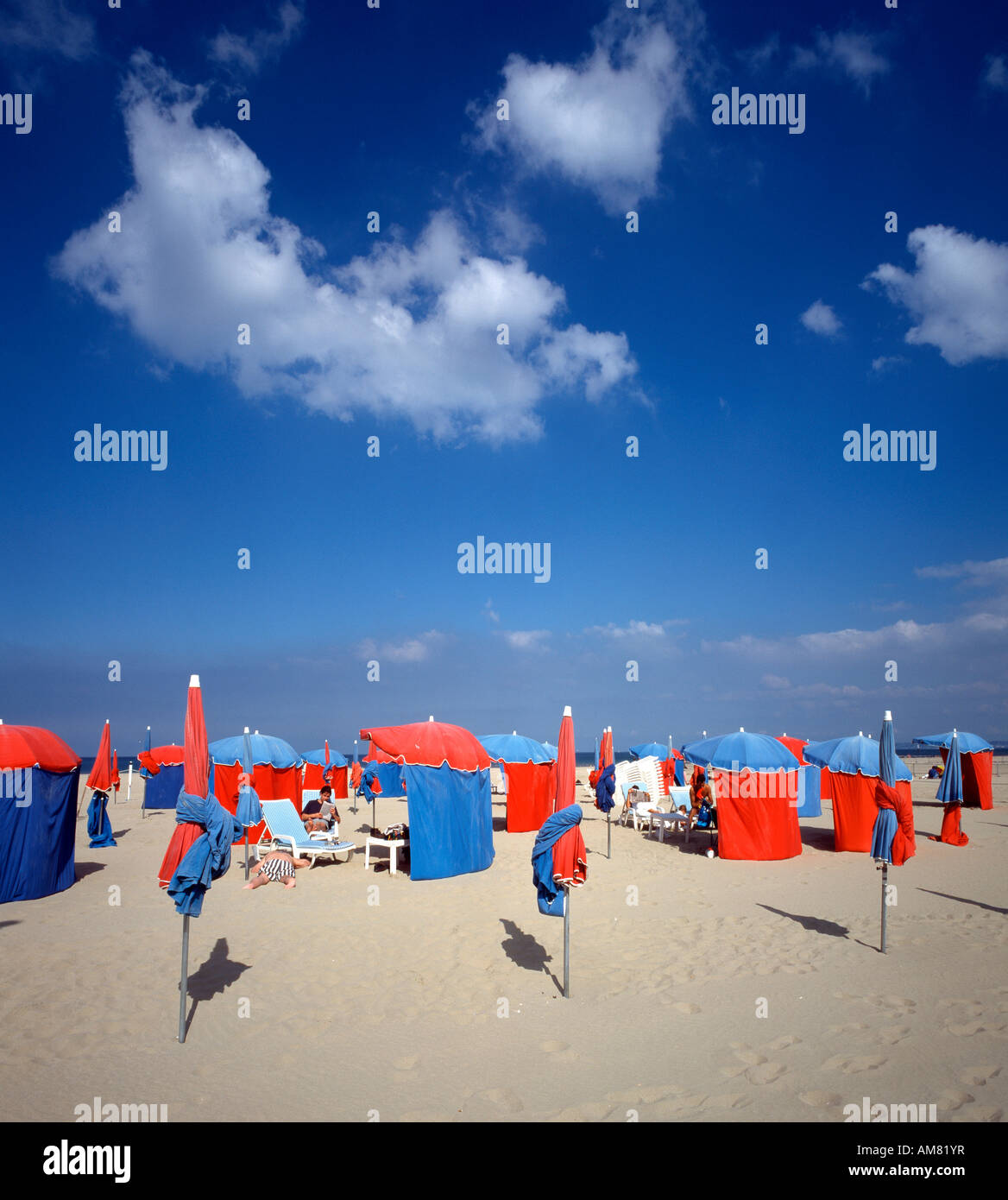 Deauville, Strand, Urlauber beim Sonnenbaden Foto Stock