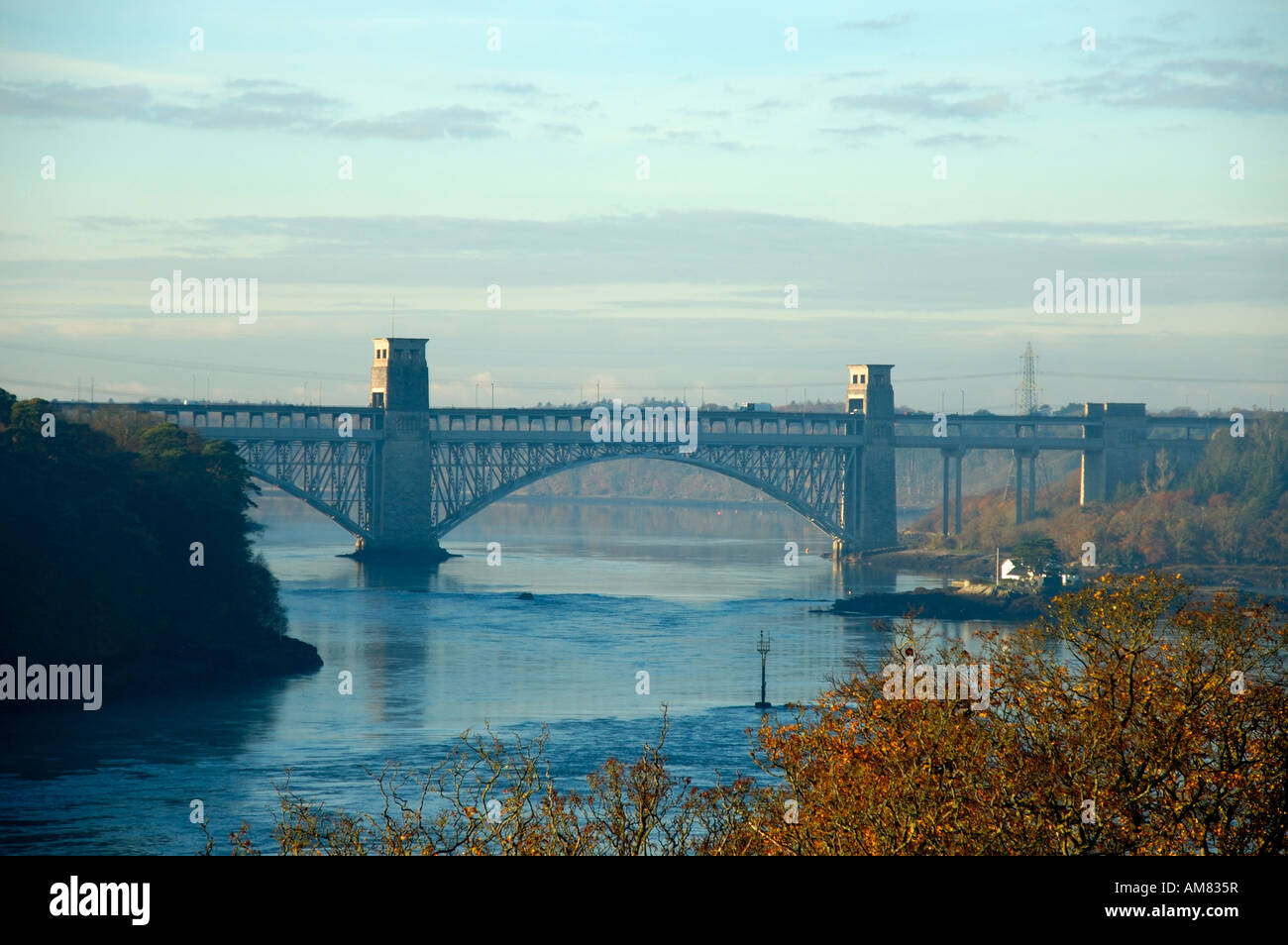 Il Britannia bridge spanning il Menai stretto tra Anglesey e il Galles del Nord terraferma Foto Stock